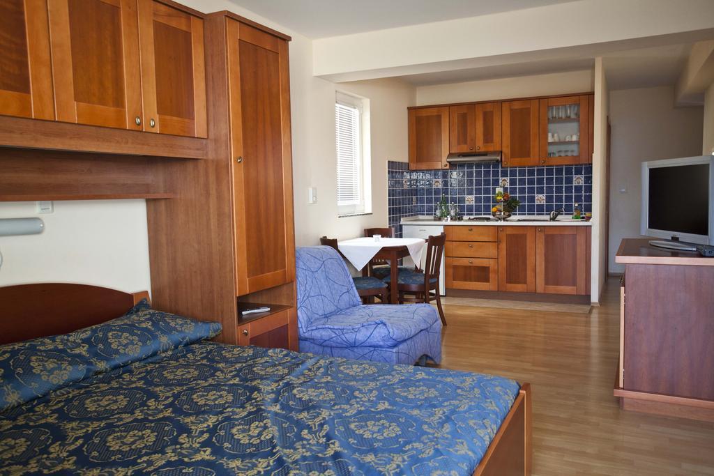 Studio Apartmani Bijeli Delfin Biograd Na Moru Chambre photo